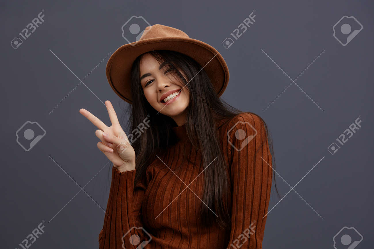 Portrait Femme Chapeau Brun Gestes Main Chandail Brun Mode