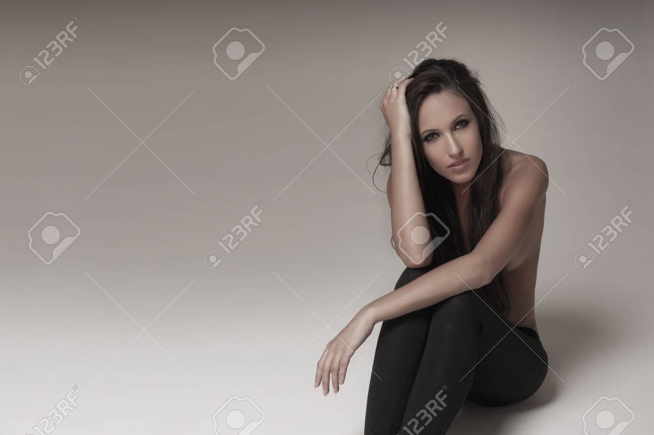 молодая жена позирует Великолепная Молодая Женщина Позирует В Студии Носить Черные Леггинсы. Фотография, картинки, изображения и сток-фотография без роялти. Image 36892381