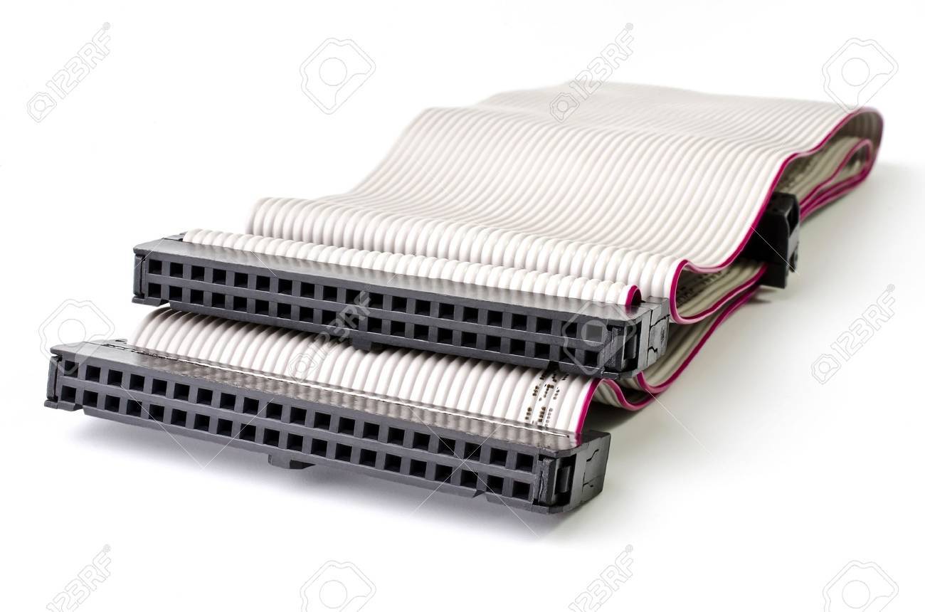 コンピューター 白い背景で隔離のコネクタ ケーブルと Ide の Ata インターフェイス の写真素材 画像素材 Image