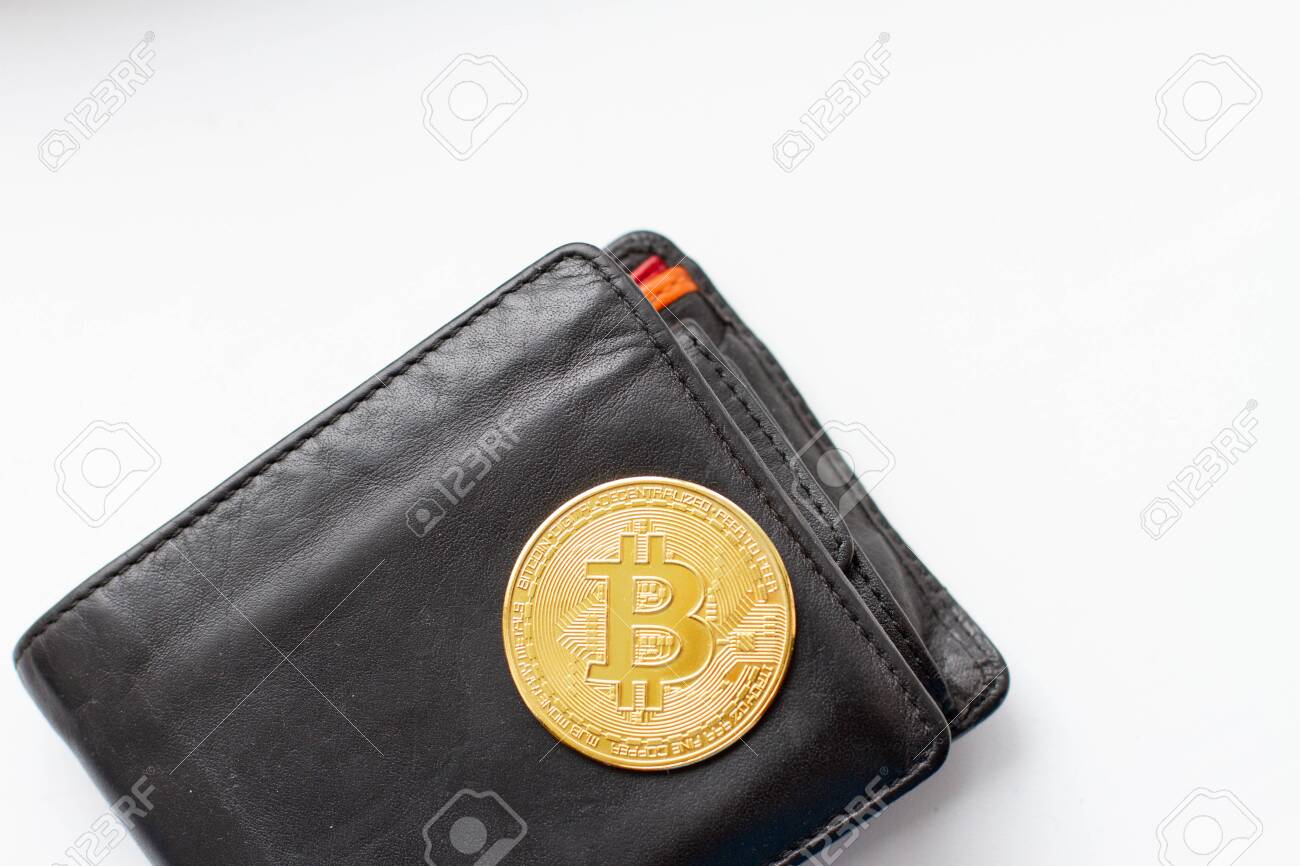 검은 가죽 지갑에 금 비트코인 동전 로열티 무료 사진, 그림, 이미지 그리고 스톡포토그래피. Image 151436329