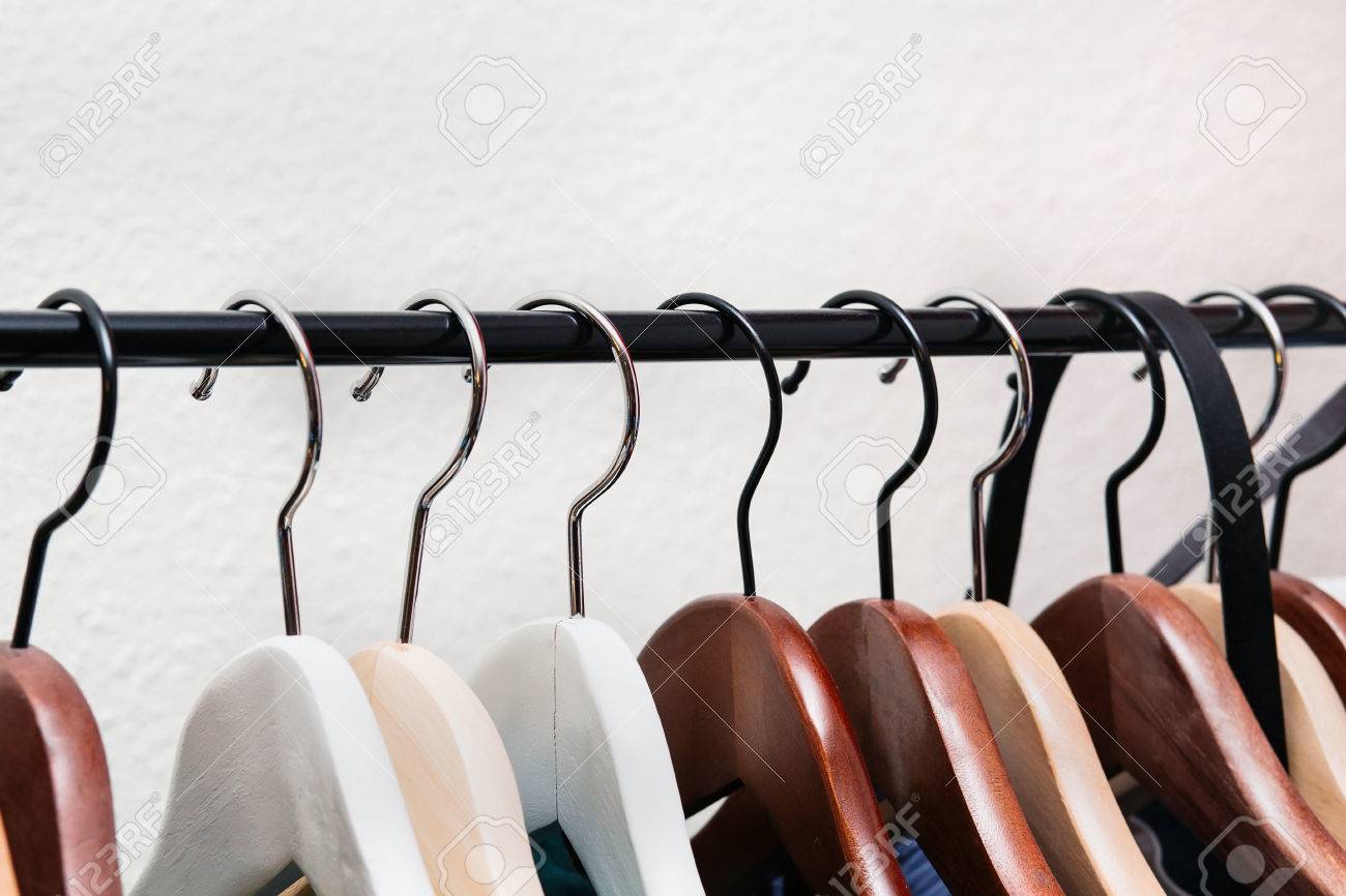 家の棚に服を掛ける の写真素材 画像素材 Image