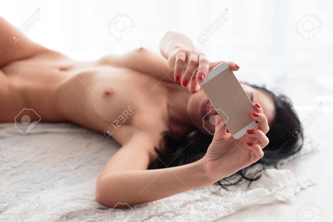 Schönes Nacktes Mädchen, Das Sich Selbst Macht. Das Bild Einer Zärtlichen  Und Sexy Frau Mit Einem Telefon. Lizenzfreie Fotos, Bilder und Stock  Fotografie. Image 81474898.