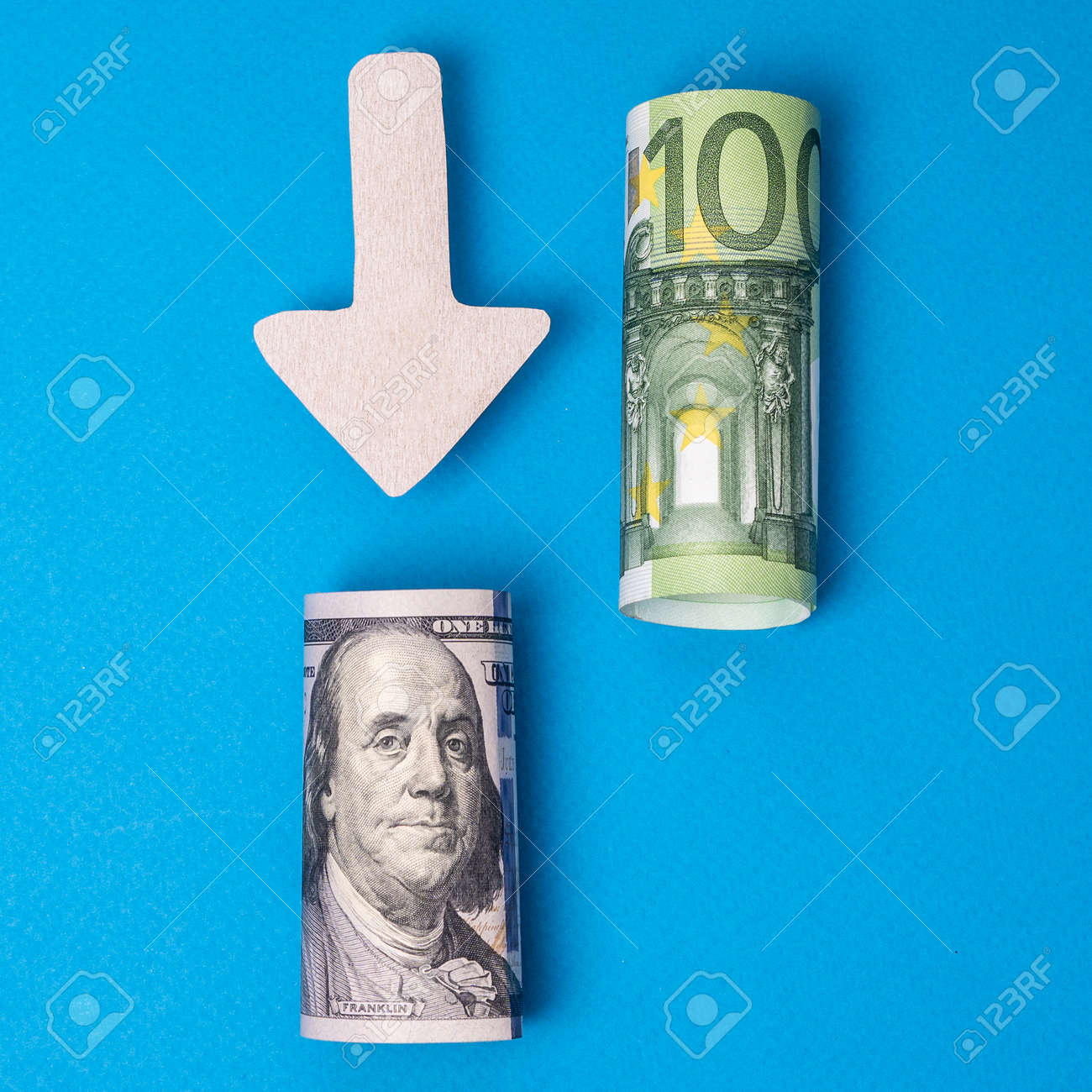 파란색 배경에 달러와 유로 환율 지폐 비교 로열티 무료 사진, 그림, 이미지 그리고 스톡포토그래피. Image 169147414