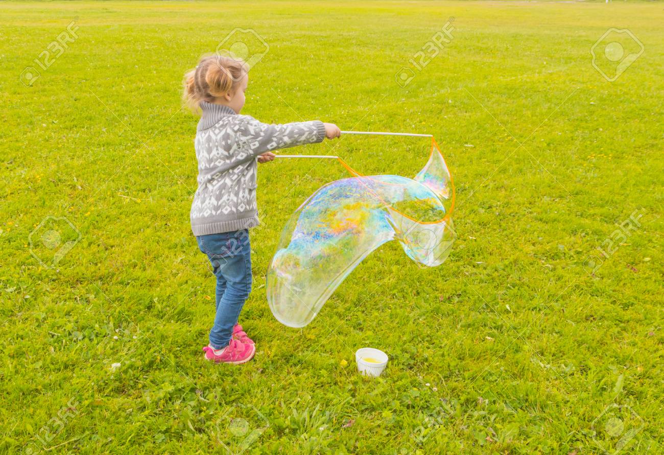 公園でこのような大きなシャボン玉を持つ女の赤ちゃん の写真素材 画像素材 Image 公園でこのような大きなシャボン玉を持つ女の赤ちゃん の写真素材 画像素材 Image