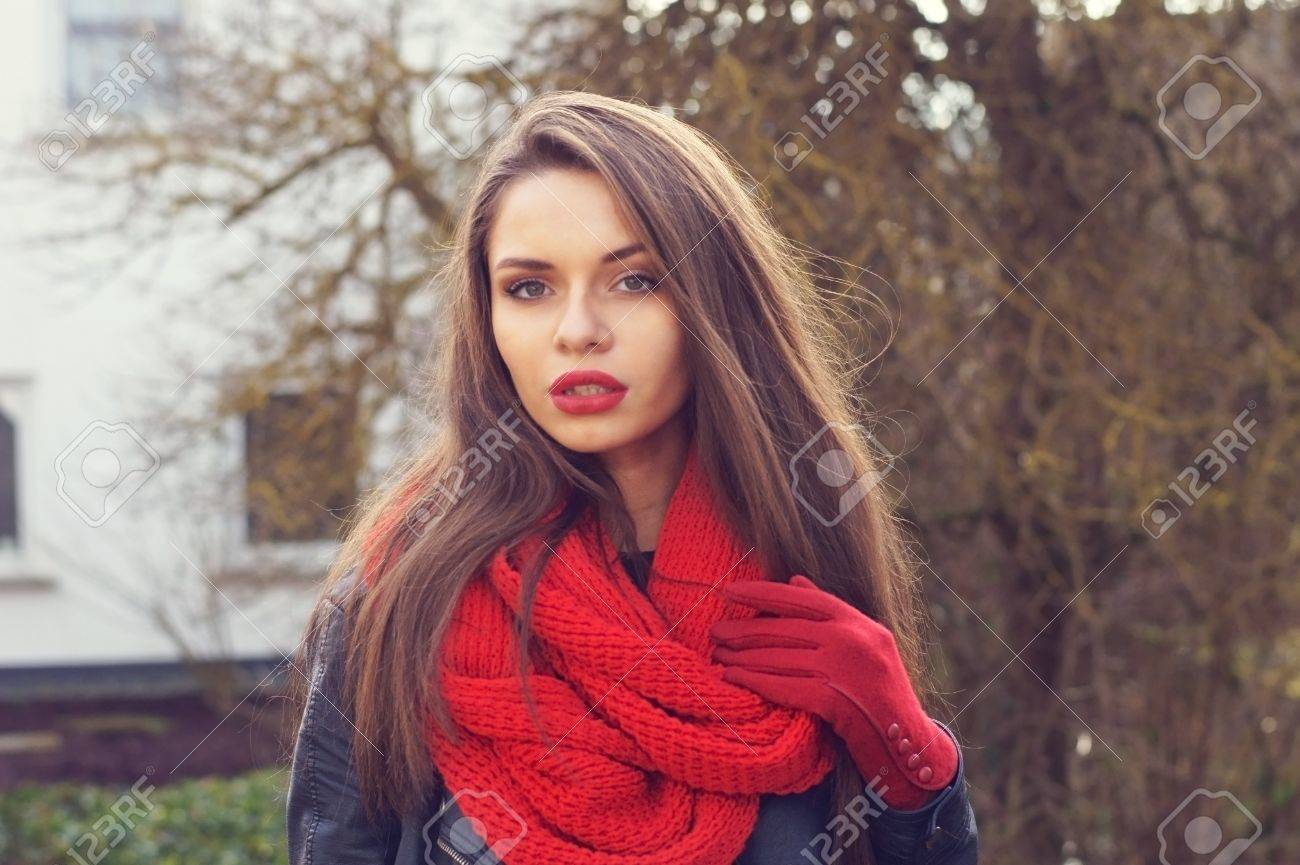 outfits with red scarf
