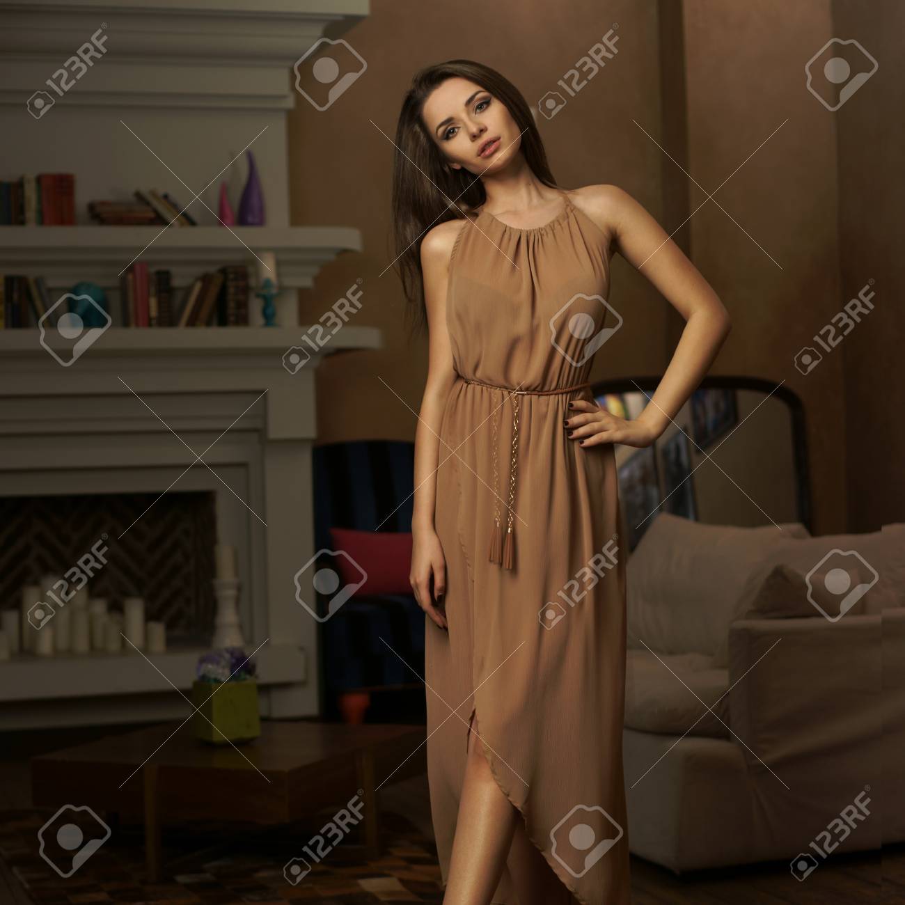 En elegante niña belle pzqsumv de y joven fiesta morena posando pie vestido de 8wOkn0P