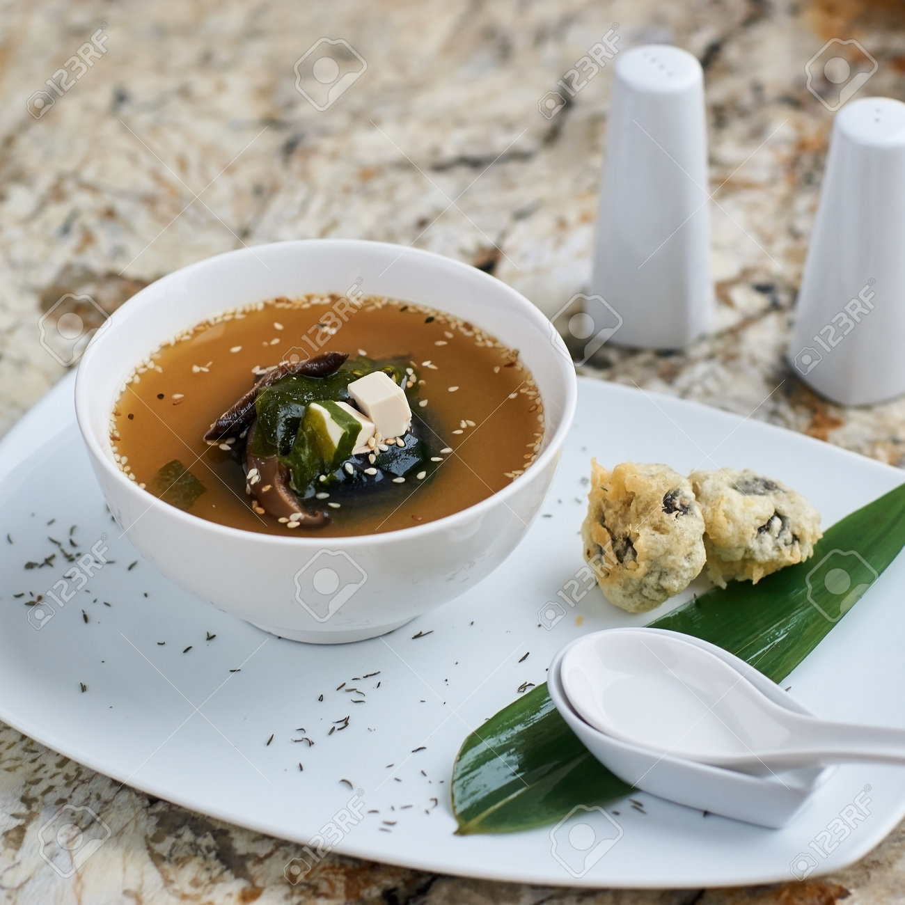 日本の料理 しいたけの美味しい味噌汁を添えてスプーン 緑の葉 塩入れ コショウ キャスター白セラミック ボウル の写真素材 画像素材 Image