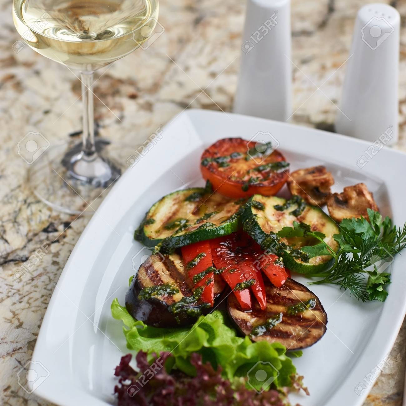 野菜のグリルは 白いプレートに提供しています ナス トマト パプリカ ズッキーニのスライス の写真素材 画像素材 Image