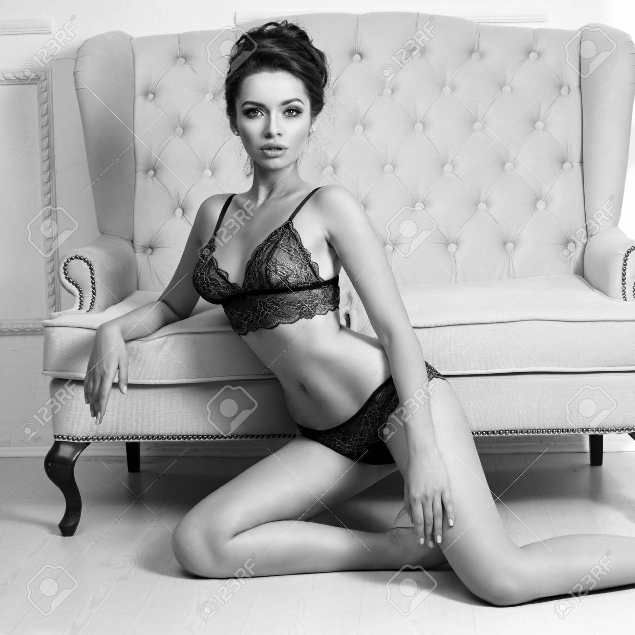 Superbe Sol Coiffure Talon Femme Avec Aux Lingerie Noire Nues Dans Noirs Vêtue Assis Des Un Haut À Une Et Chaussures Sur Cheveux Élégante De Blanc QBCdthrxso