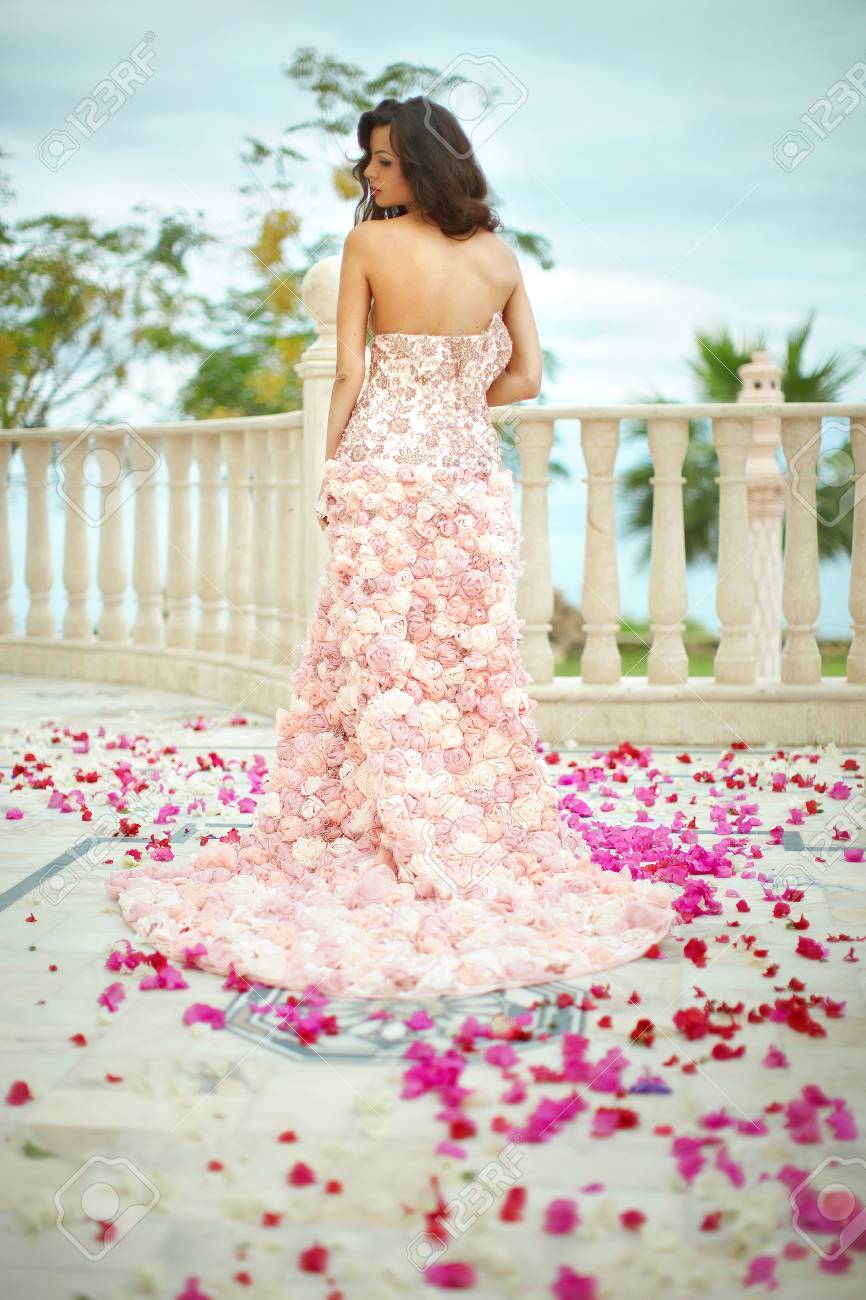 豪華な美しい花嫁をモデルのユニークなドレスでの結婚式の日の準備します たくさんの花に光沢のある 空気のような夢の結婚式 の写真素材 画像素材 Image 豪華な美しい花嫁をモデルのユニークなドレスでの結婚式の日の準備します たくさんの花に光沢のある 空気のような夢の結婚式 の写真素材 画像素材 Image