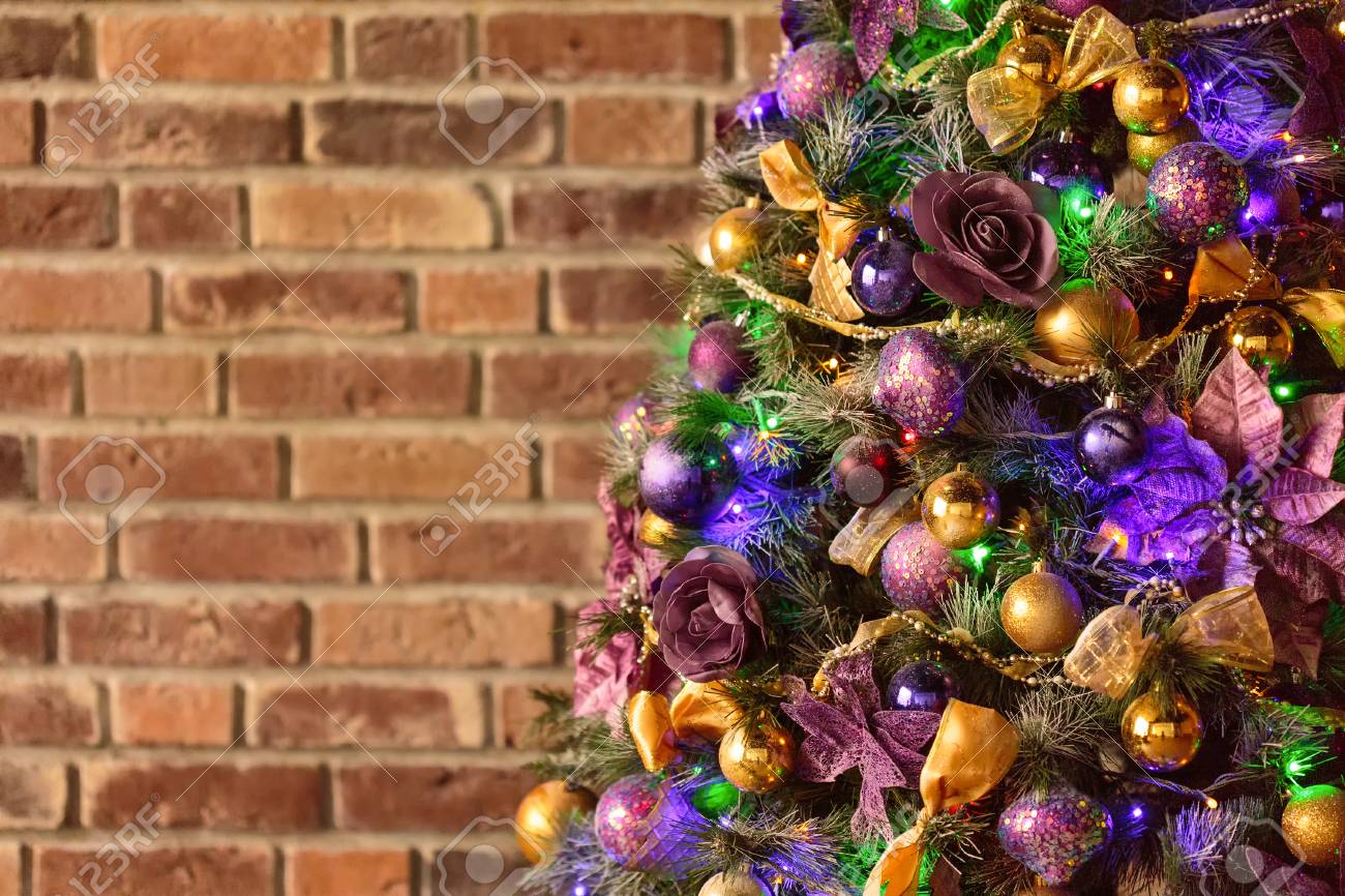 コピー スペースをレンガ壁にクリスマス ツリーの装飾 の写真素材 画像素材 Image