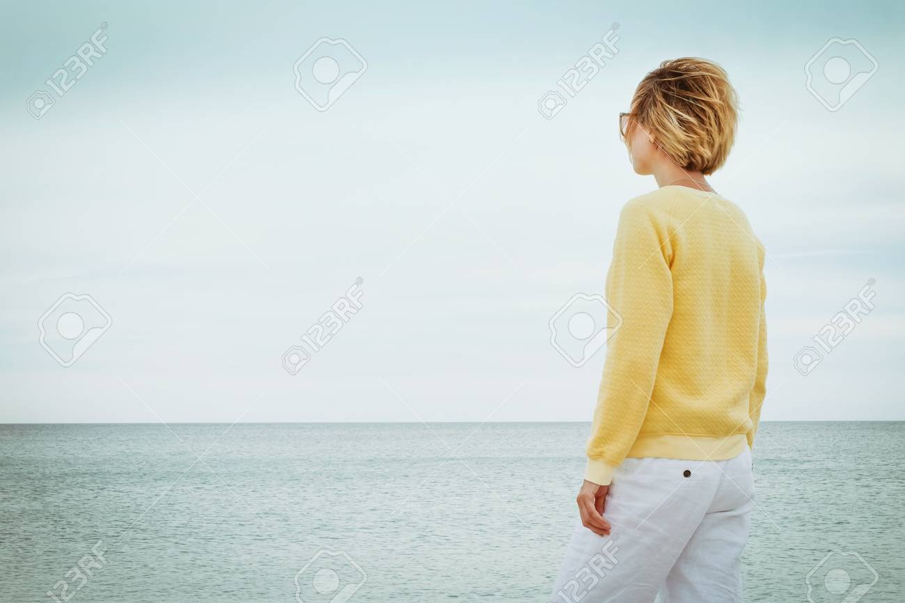若い女性が一人で海を見ています 背面図 の写真素材 画像素材 Image 88495296