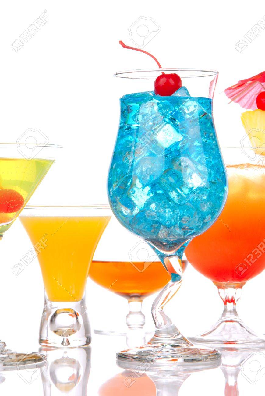 アルコールと多くの人気のあるカクテルの飲み物 5 つの異なる種類のカクテルのブルー ハワイ マイタイ マティーニ ウィスキー 白い背景で隔離のマルガリータ の写真素材 画像素材 Image