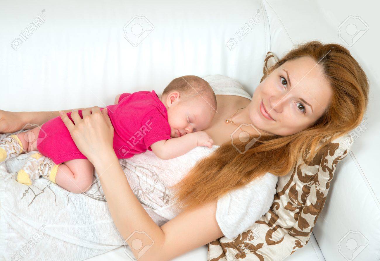 Aimer Femme Mere Et Son Bebe Dormir Enfant Couchee Sur Le Ventre Banque D Images Et Photos Libres De Droits Image 2756