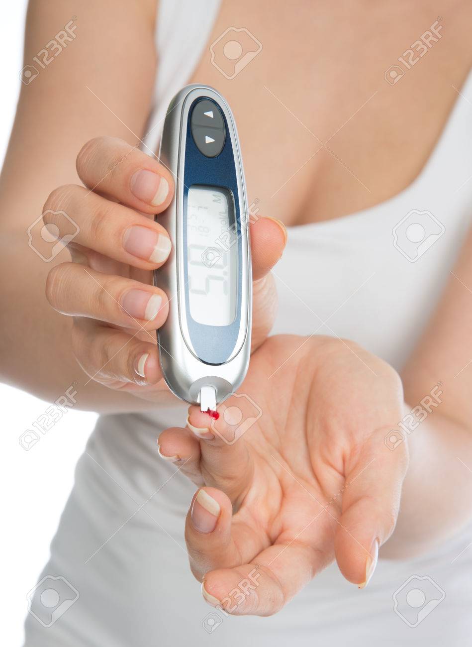 糖尿病患者の血糖レベルの血液検査 Glucometer 白い背景の上を使用しての指からの測定 の写真素材 画像素材 Image