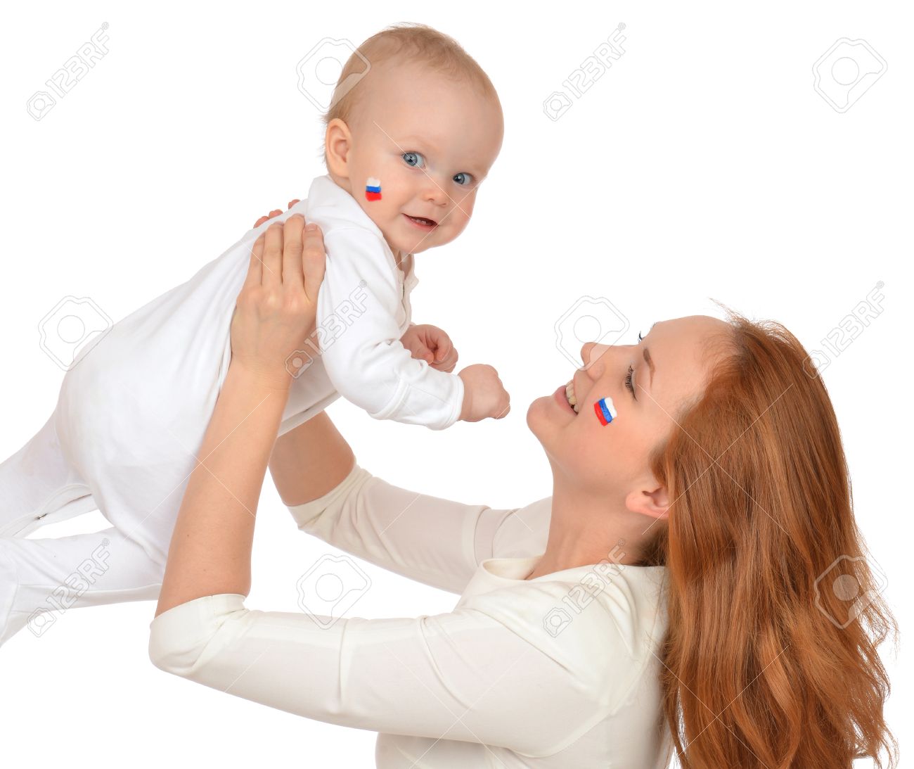 ребенок поднимает руку на маму. мужчина никогда не должен поднимать руку на женщину.