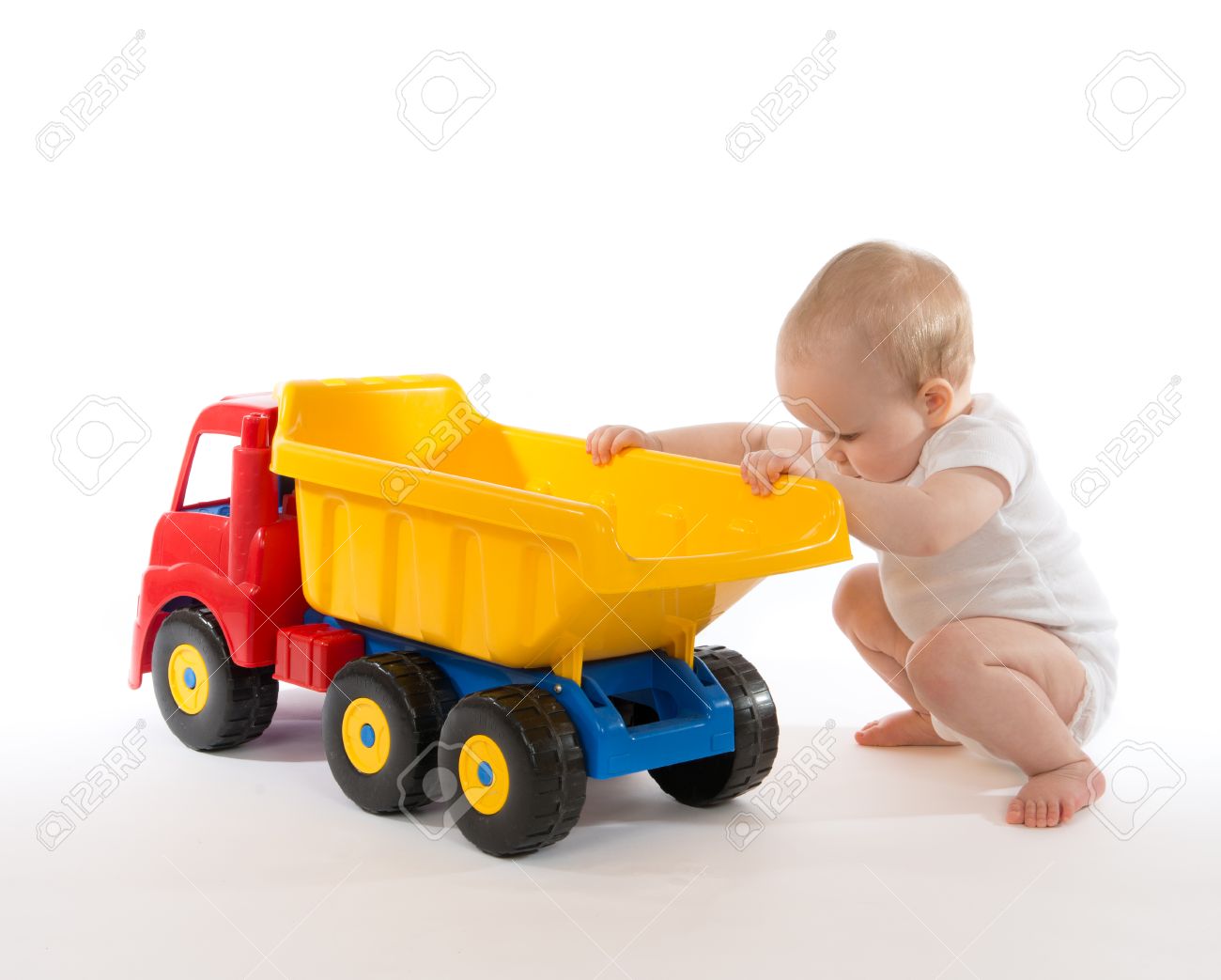 Infant Bebe Enfant Garcon Bebe Heureux Assis Avec Le Grand Jouet De Voiture Camion Couleurs Jaunes Et Bleues Rouges A La Main Sur Un Fond Blanc Banque D Images Et Photos Libres De