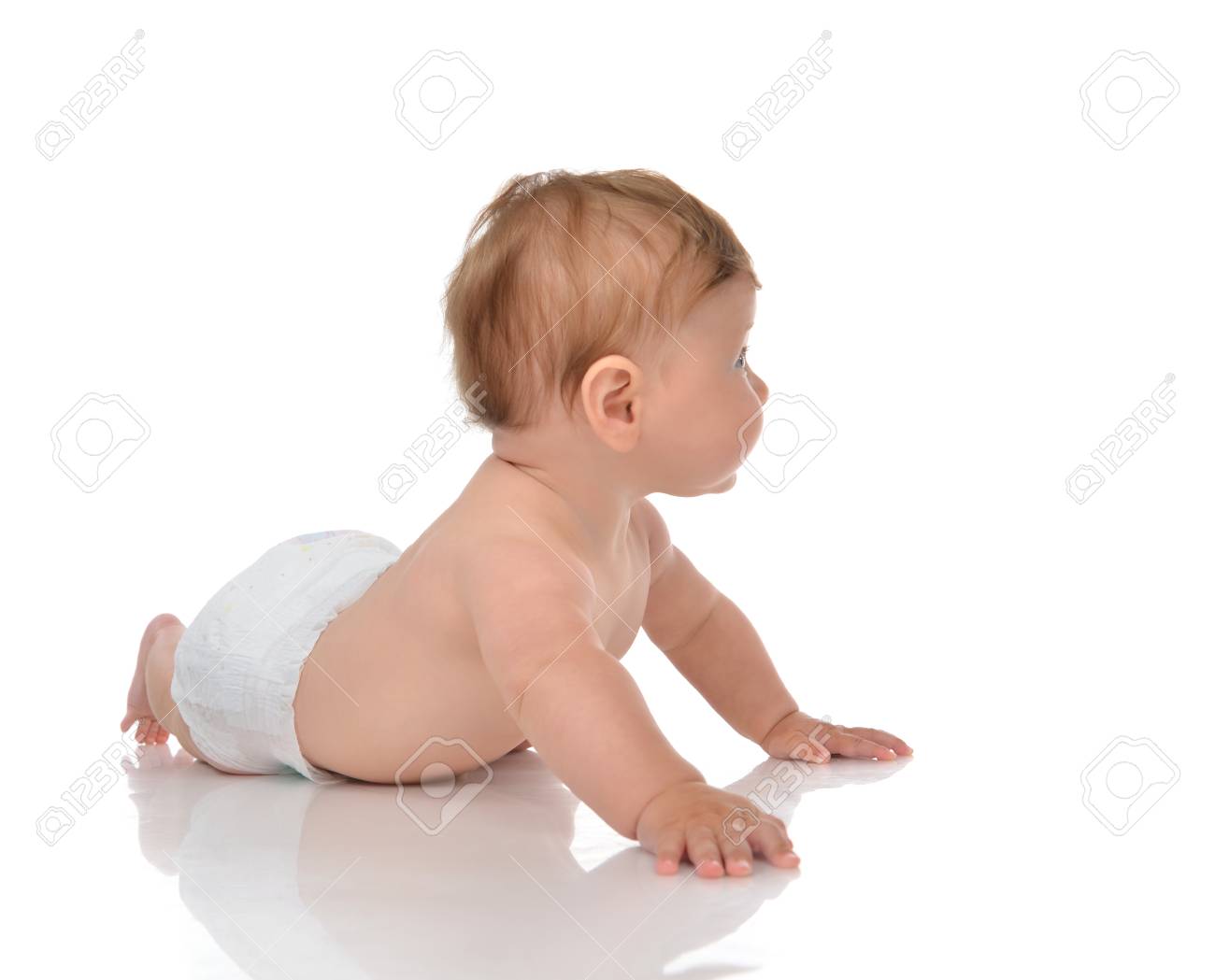 5 ヶ月乳児の子は おむつの横になっている白い背景に分離されたコーナーを見て元気に女の赤ちゃん の写真素材 画像素材 Image