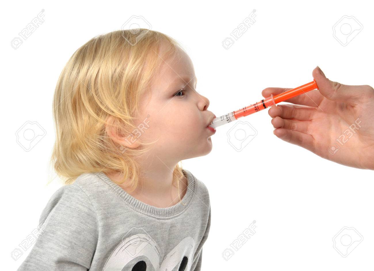 El Nino Del Bebe Nino Tome Una Suspension Oral De Un Medico Ibuprofeno Para Aliviar A Reducir La Fiebre Dolor Y La Inflamacion Aislado En Un Fondo Blanco Fotos Retratos Imagenes Y