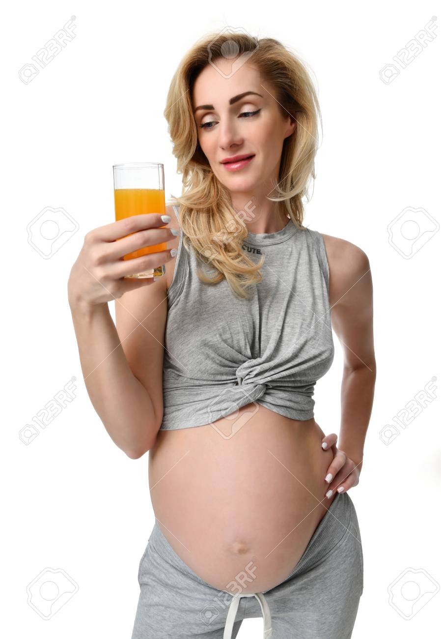 美しい妊娠中の女性は 飲む準備ができて手に新鮮なオレンジジュースを保持します 妊娠母性期待健康的な食事と体重管理の概念は 白い背景に隔離 の写真素材 画像素材 Image
