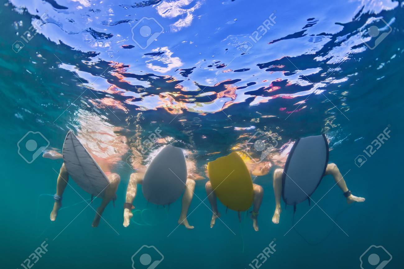 ビキニ サーファー サーフィン ボードの上に座るにアクティブな少女は 大きな海の波を待ちます 女性の足の水中写真 水スポーツ冒険キャンプ ビーチの極端な人々 は 夏休みビーチで泳ぐ の写真素材 画像素材 Image ビキニ サーファー サーフィン ボードの上に座るにアクティブな少女は 大きな海の波を待ちます 女性の足の水中写真 水スポーツ冒険キャンプ ビーチの極端な人々 は 夏休みビーチで泳ぐ の写真素材 画像素材 Image