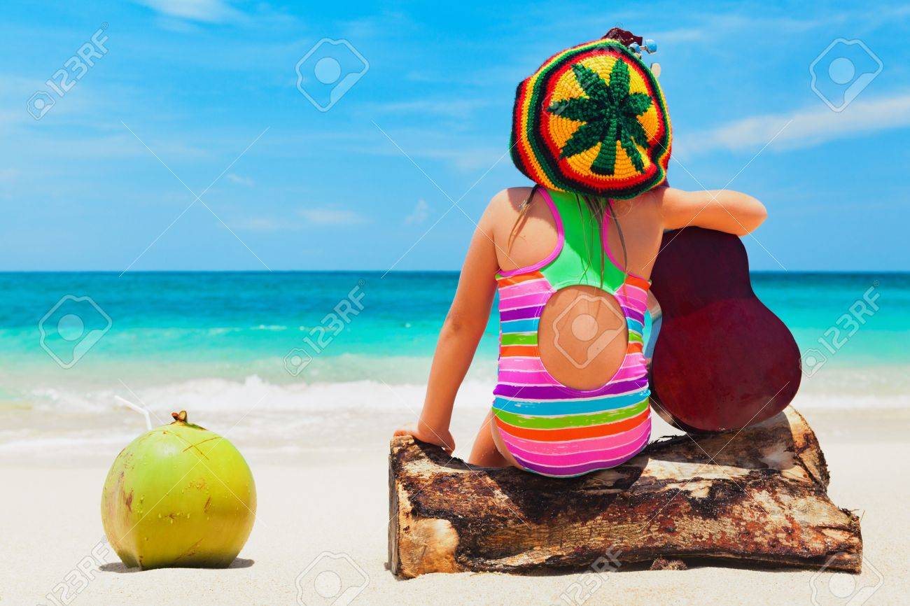 Kleines Gluckliches Baby Im Rastaman Hut Hat Spass Reggae Musik Auf Hawaii Gitarre Zu Spielen Karibischen Strand Party Geniessen Kinder Einen Gesunden Lebensstil Reisen Familie Aktivitaten Auf Jamaika Insel Sommerurlaub Lizenzfreie Fotos Bilder Und
