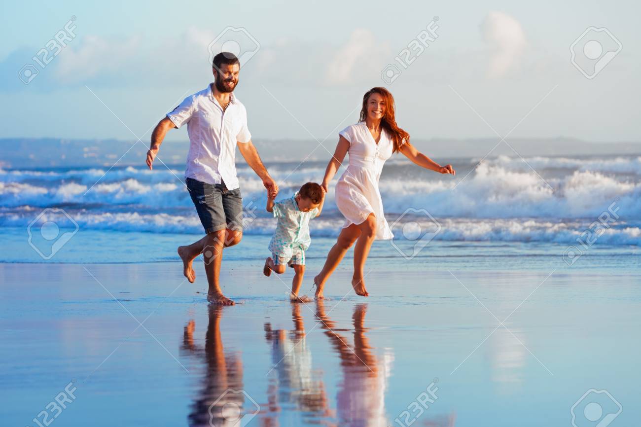 Familia Feliz Pai Mae Filho Se Divertir Juntos Crianca Correr Com Salpicos De Piscina De Agua Ao Longo Do Mar Do Sol Surf Na Praia De Areia Preta Estilo De Vida