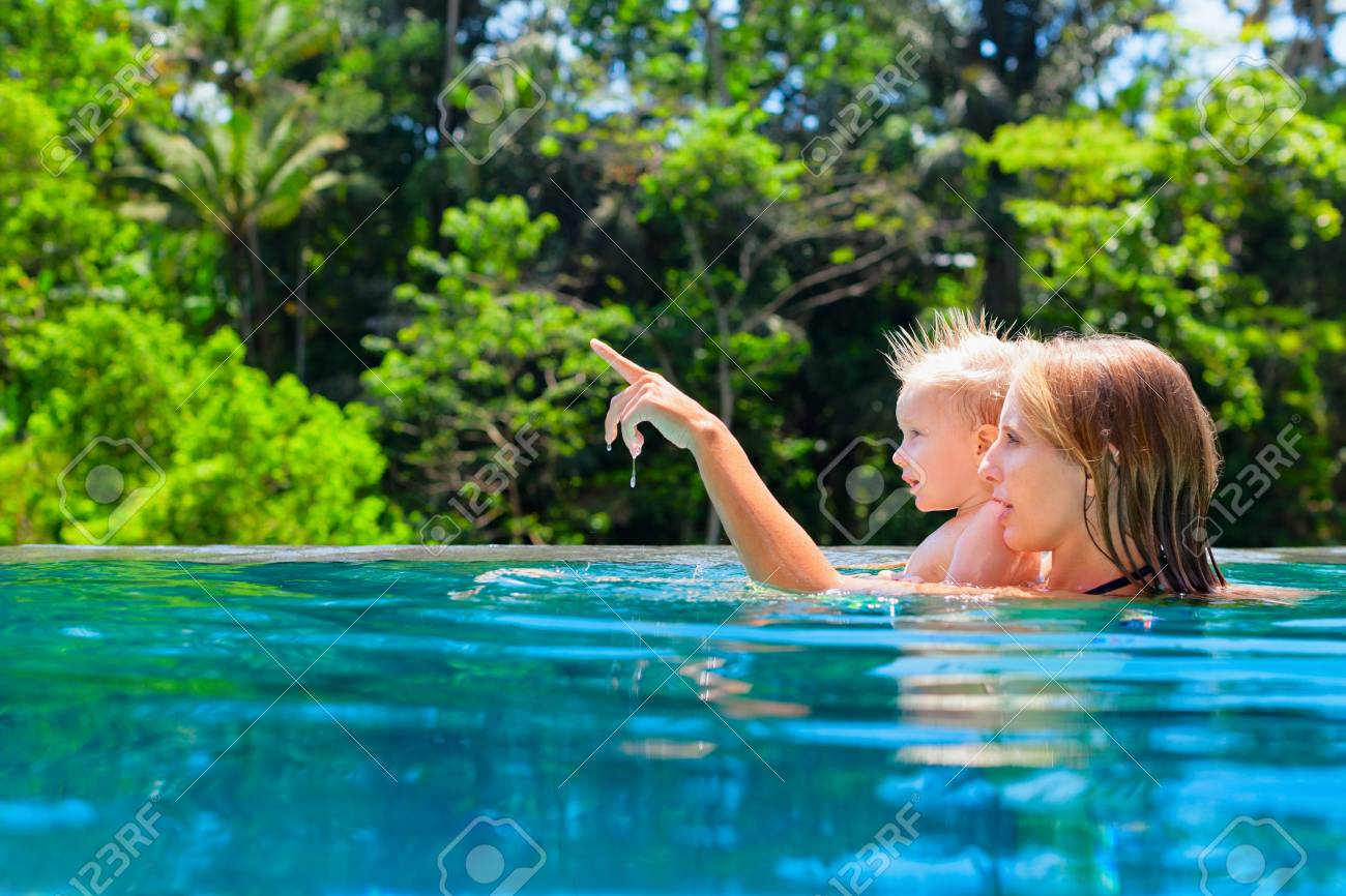 Famille Heureuse Mère Bébé Fils Apprend à Nager Joyful Kid Samuse Dans La Piscine De Luxe Voyage De Style De Vie à Des Vacances De Plage Dété