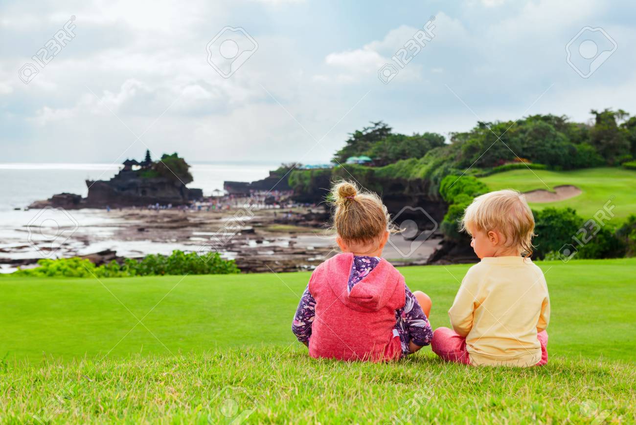 徒歩で幸せな子供たち 兄と妹の上に座る丘見てビーチ ビューで高い崖からバリ寺院タナロット バリ島で子供と夏の熱帯休日の余暇活動 家族旅行ライフ スタイル の写真素材 画像素材 Image 徒歩で幸せな子供たち 兄と妹の上に座る丘見てビーチ ビューで高い崖からバリ寺院タナロット バリ島で子供と夏の熱帯休日の余暇活動 家族旅行ライフ スタイル の写真素材 画像素材 Image