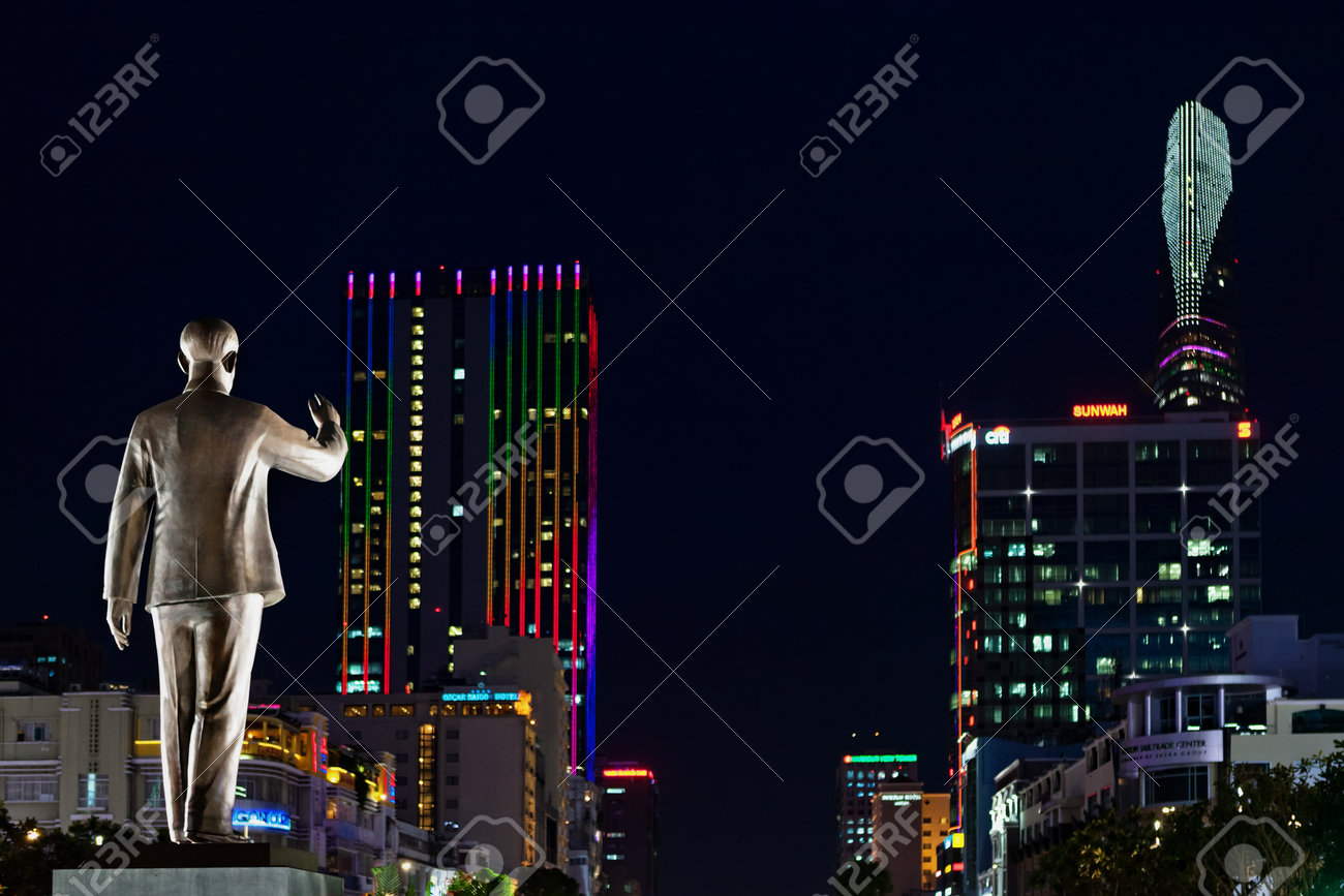ホーチミン市 ベトナム 9月 01 15 夜の町の背景にホーチミン大統領の像 ネオンライトで照らされた近代的な建物やオフィスタワー ホーチミン市役所からの眺め の写真素材 画像素材 Image ホーチミン市 ベトナム 9月 01 15 夜の町の背景にホーチミン大統領の像 ネオンライトで照らされた近代的な建物やオフィスタワー ホーチミン市役所からの眺め の写真素材 画像素材 Image