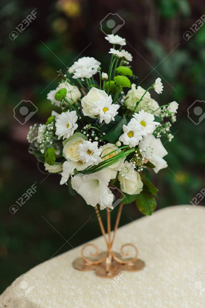 Décoration Florale De Mariage Originale Sous Forme De Mini Vases Et De Bouquets De Fleurs Suspendus Au Plafond