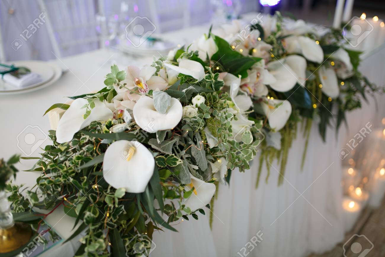 Mariage Originale Décoration Florale Sous La Forme De Mini Vases Et Bouquets De Fleurs Suspendus Au Plafond