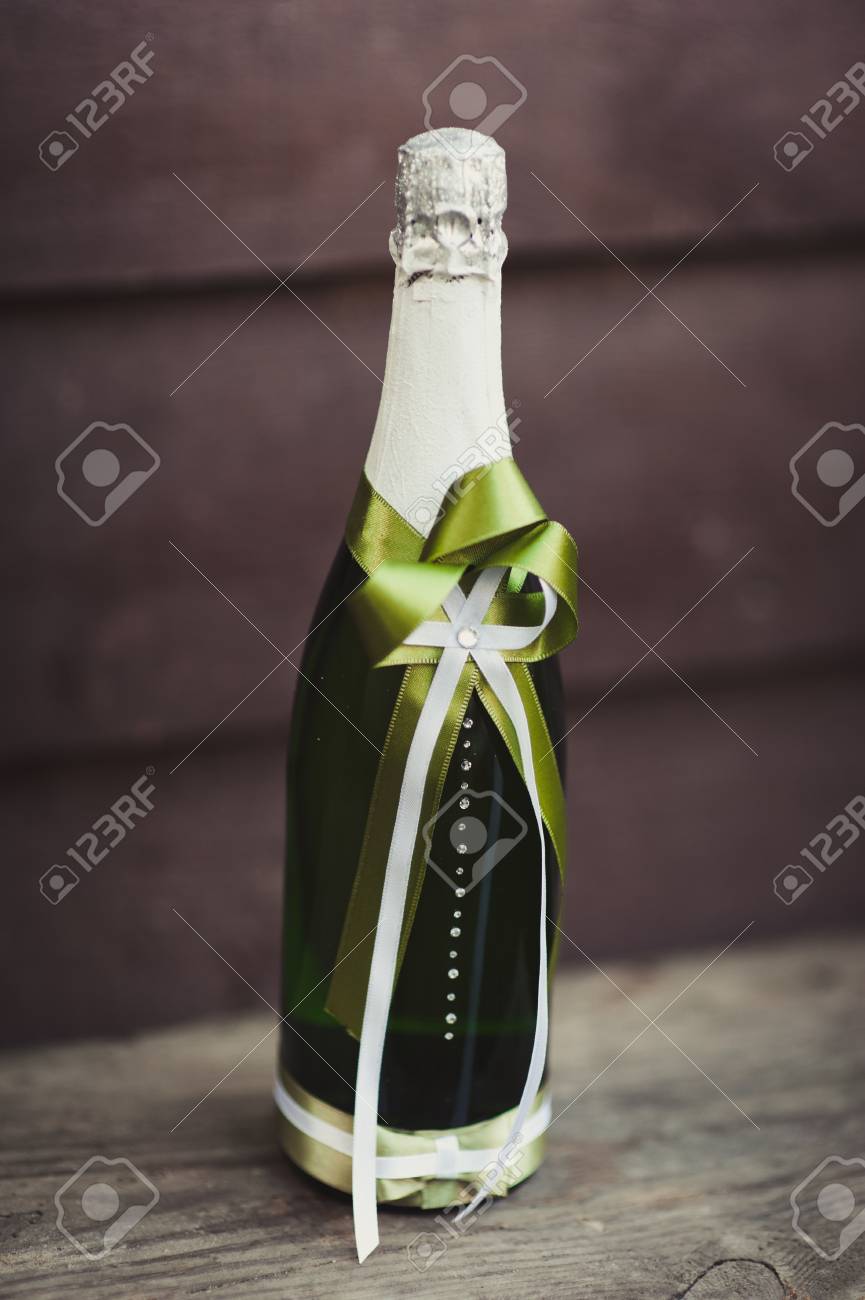 Dos Botellas Decoradas De Champan Y Brandy Como Novia Y El Novio En La Mesa De La Cena De Boda Fotos Retratos Imagenes Y Fotografia De Archivo Libres De Derecho Image 82629804