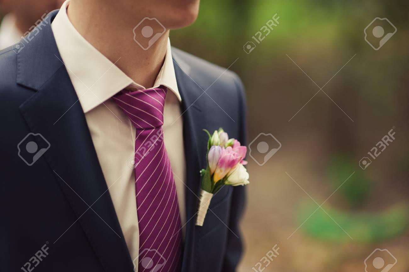 Boutonnière De Mariage Avec Des Fleurs Naturelles Sur Une Veste Banque  D'Images Et Photos Libres De Droits. Image 83127723.