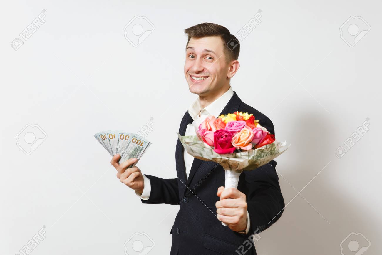 Jonge Knappe Man In Pak Met Boeket Van Mooie Rozen Bloemen Bundel Van Contant Geld Dollars Geisoleerd Op Een Witte Achtergrond Valentijnsdag Internationale Vrouwendag Verjaardag Vakantie Concept Royalty Vrije Foto Plaatjes Beelden En