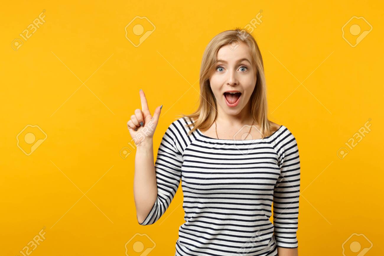 Opgewonden Jonge Vrouw In Gestreepte Kleding Houden Mond Open Hold  Wijsvinger Omhoog Met Grote Nieuwe Idee Geïsoleerd Op Gele Oranje  Achtergrond. Mensen Oprechte Emoties, Lifestyle Concept. Royalty-Vrije  Foto, Plaatjes, Beelden en Stock, image size:1300x866