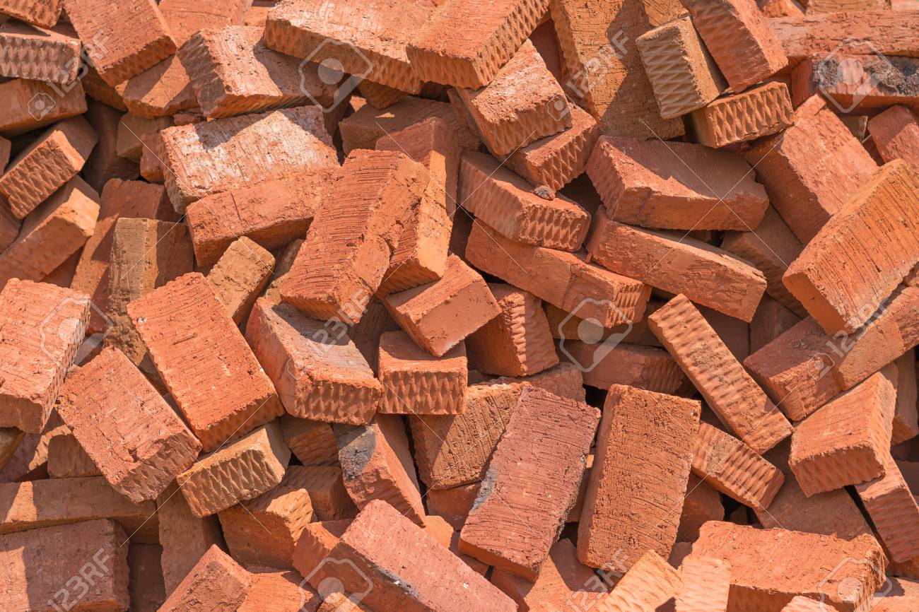 Керамические строительные материалы. Строительные материалы кирпич. Куча кирпичей. Кирпичи тяжелы. Куча кирпичей.
