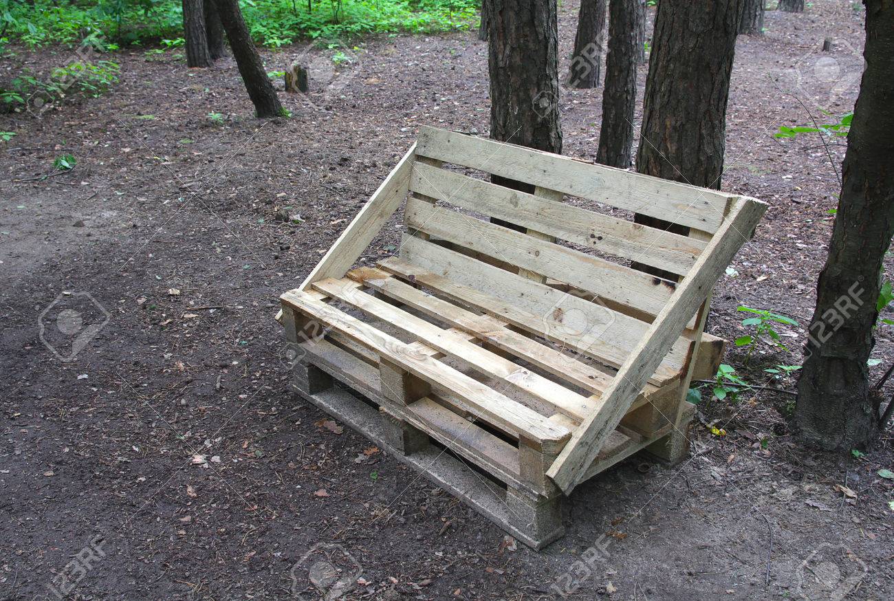 公園で木製パレットのベンチ の写真素材 画像素材 Image
