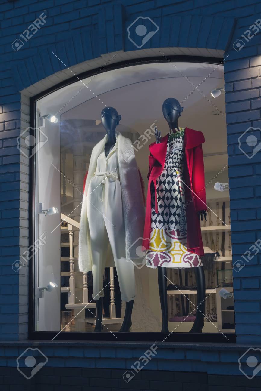 店先に飾られたおしゃれなドレスでメスのマネキン の写真素材 画像素材 Image