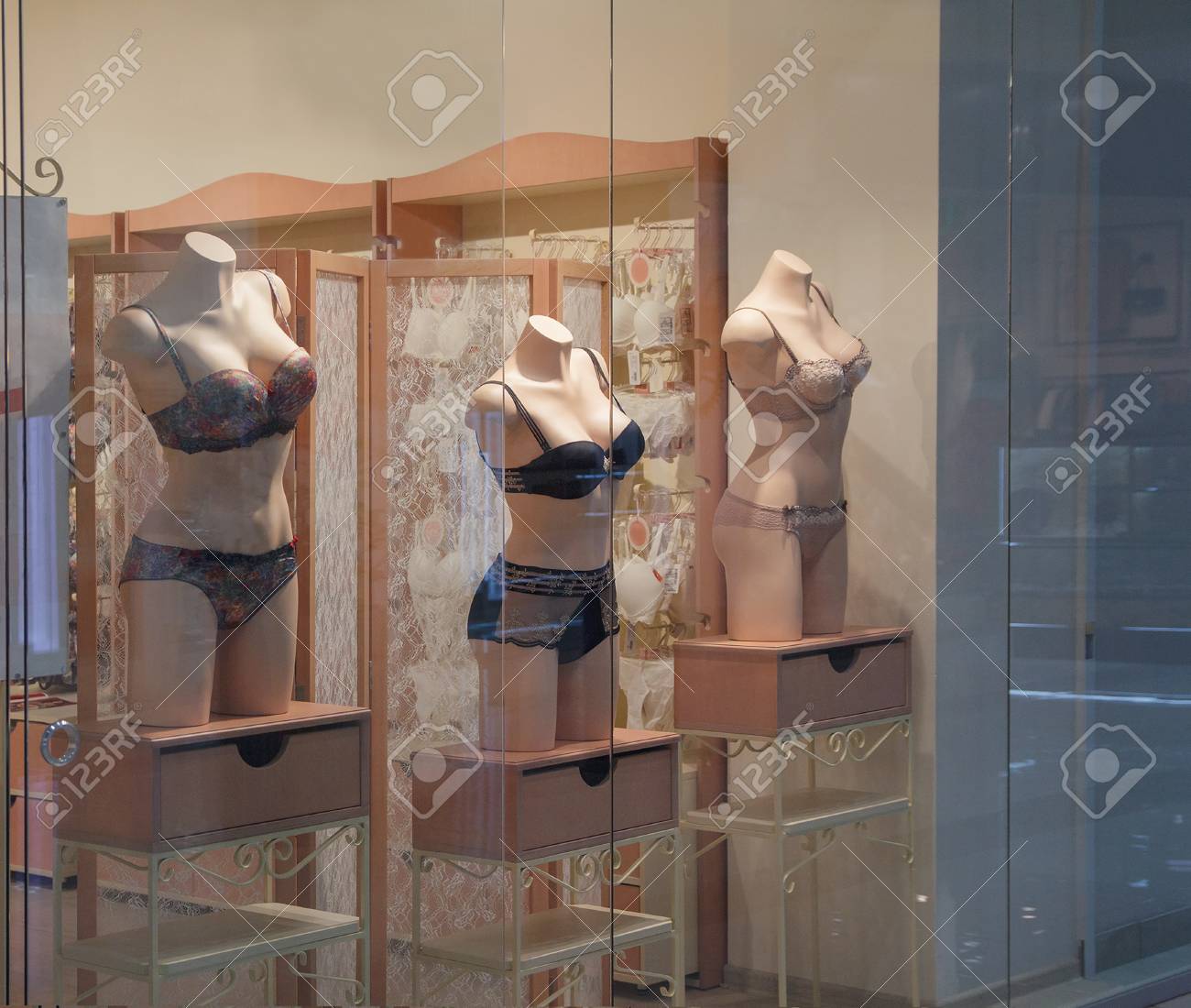 Ropa Interior En Un Maniquí Un Escaparate Fotos, Imágenes Y De Archivo Libres De Derecho. Image 75928814.