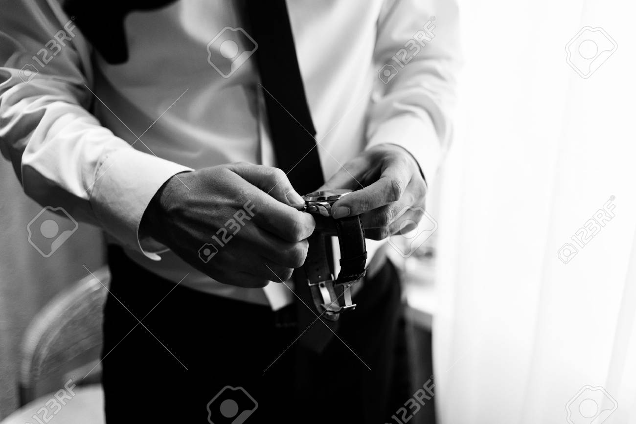 En Que Brazo Lleva El Reloj El Hombre El Reloj Está En Manos De Un Hombre. Relojes Para Hombres En El Brazo. Las  Manos De Los Hombres Con Un Reloj. Foto En Blanco Y Negro Fotos, Retratos,  Imágenes Y Fotografía