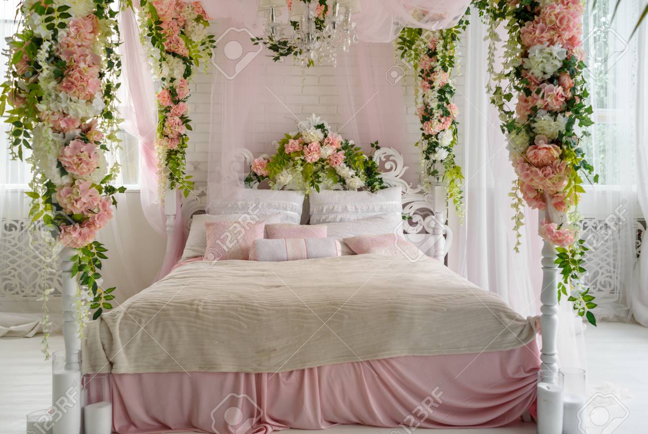 canopy bed pillows