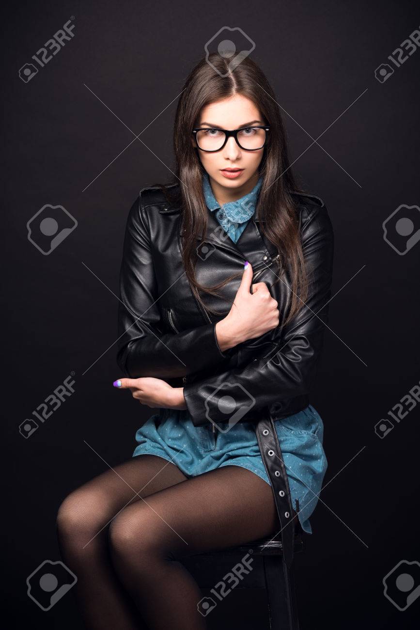 高解像度　画像　女 美しい若い女性。眼鏡と革のジャケットを身に着けている青いオーバー オールの女の子。セクシーな女の子。高解像度写真。Hd  の画像。大きなサイズです。トーンのイメージの写真素材・画像素材 Image 58084485