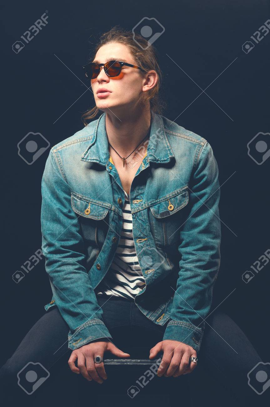 ロックン ロールの男 ロッカー服の男 ロック スタイル カジュアルなスタイル トーンのイメージ の写真素材 画像素材 Image ロックン ロールの男 ロッカー服の男 ロック スタイル カジュアルなスタイル トーンのイメージ の写真素材 画像素材 Image