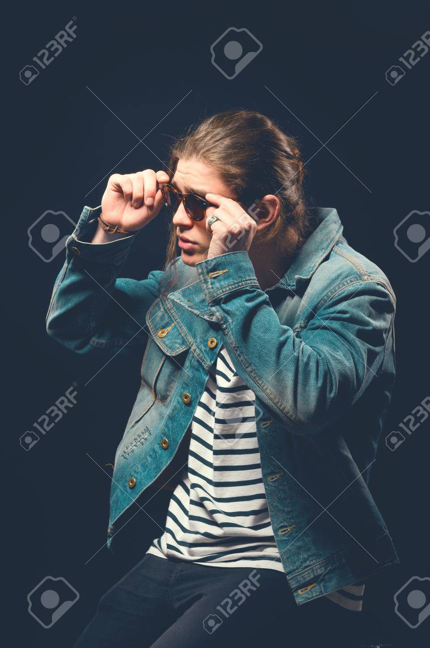 ロックン ロールの男 ロッカー服の男 ロック スタイル カジュアルなスタイル トーンのイメージ の写真素材 画像素材 Image ロックン ロールの男 ロッカー服の男 ロック スタイル カジュアルなスタイル トーンのイメージ の写真素材 画像素材 Image