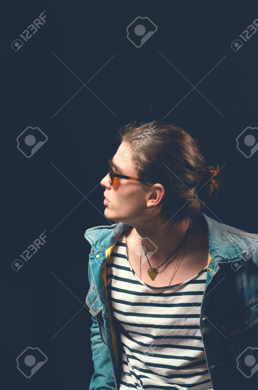 ロックン ロールの男 ロッカー服の男 ロック スタイル カジュアルなスタイル トーンのイメージ の写真素材 画像素材 Image ロックン ロールの男 ロッカー服の男 ロック スタイル カジュアルなスタイル トーンのイメージ の写真素材 画像素材 Image