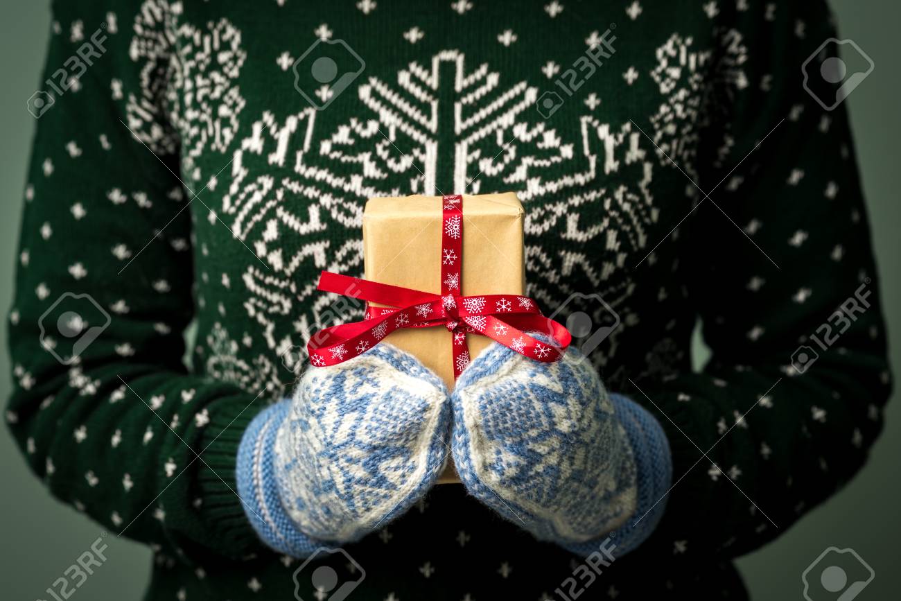 Regali Di Natale Per Una Ragazza.Immagini Stock Sfondo Natale La Ragazza E In Possesso Di Un Regalo Di Natale Regali Per Gli Uomini Buon Natale Regalo Per Una Ragazza Maglione Con Ornamento Di Natale Abito Lavorato