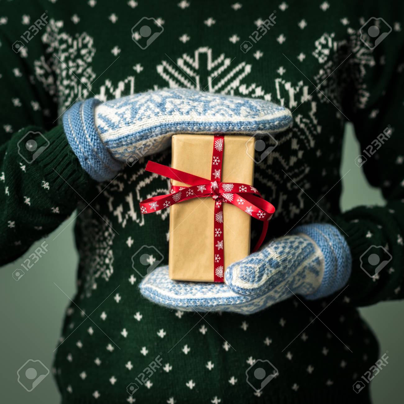 Buon Natale Uomini.Immagini Stock Sfondo Natale La Ragazza E In Possesso Di Un Regalo Di Natale Regali Per Gli Uomini Buon Natale Regalo Per Una Ragazza Maglione Con Ornamento Di Natale Abito Lavorato