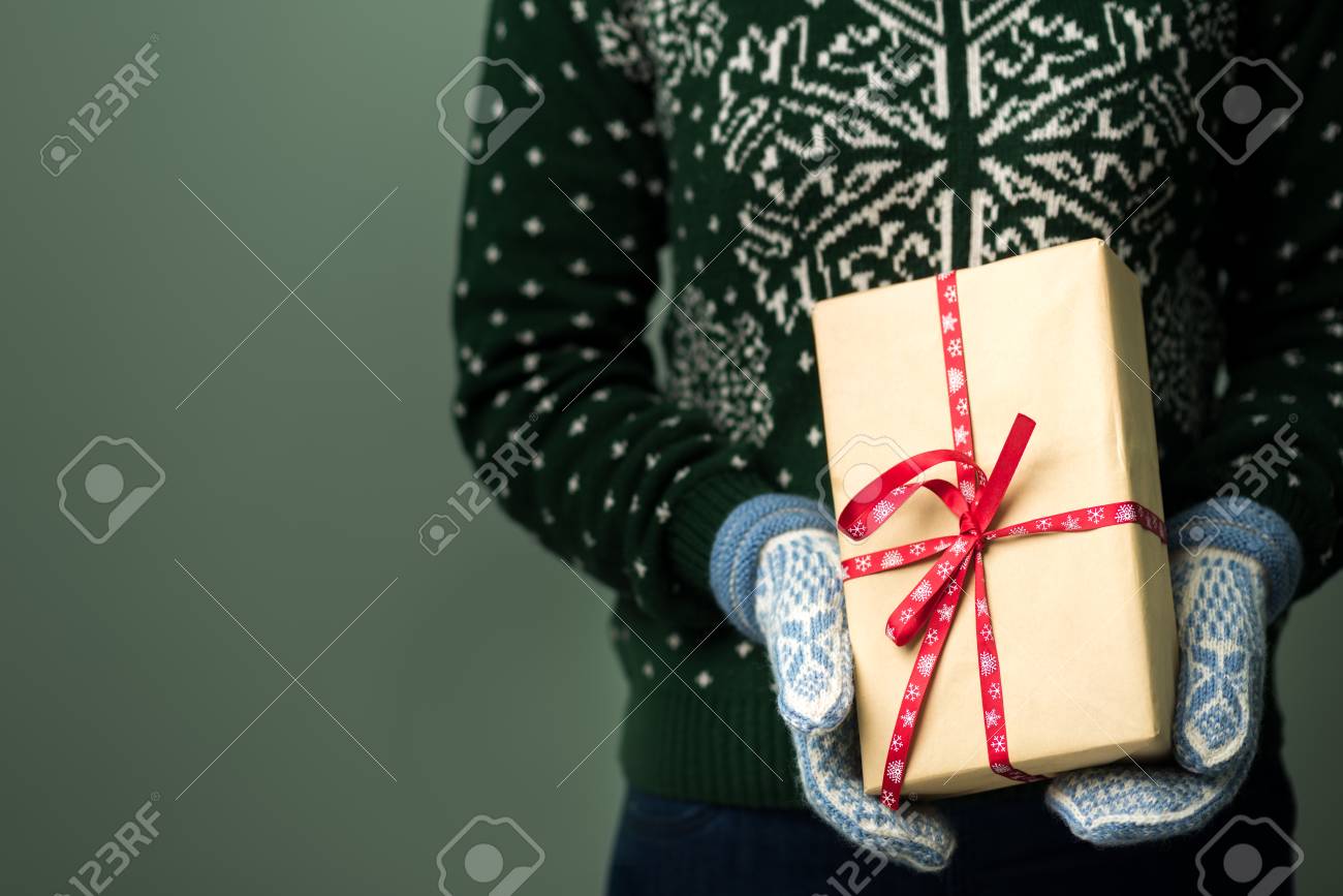 Regali Di Natale Per Una Ragazza.Immagini Stock Sfondo Natale La Ragazza E In Possesso Di Un Regalo Di Natale Regali Per Gli Uomini Buon Natale Regalo Per Una Ragazza Maglione Con Ornamento Di Natale Abito Lavorato