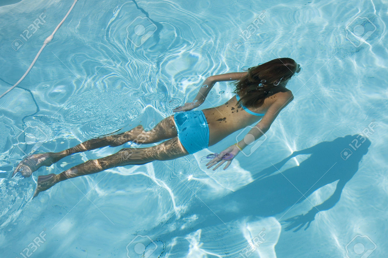 Плавать во сне. Сонник плавать в море с чистой водой. К чему снится плавать. Плавать для женщин сонник. К чему снится плавание в воде.